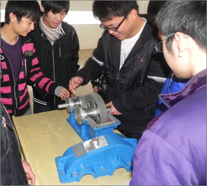 課程設(shè)計中的同學們