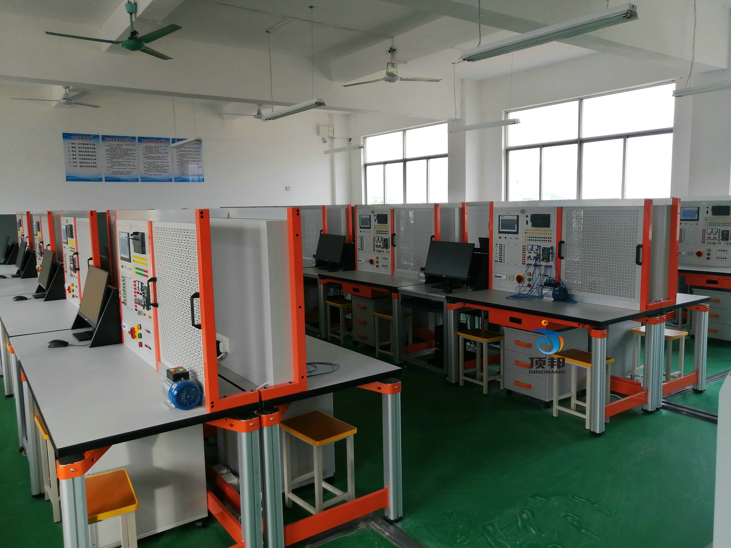 PLC可編程控制技術(shù)綜合實(shí)訓(xùn)裝置