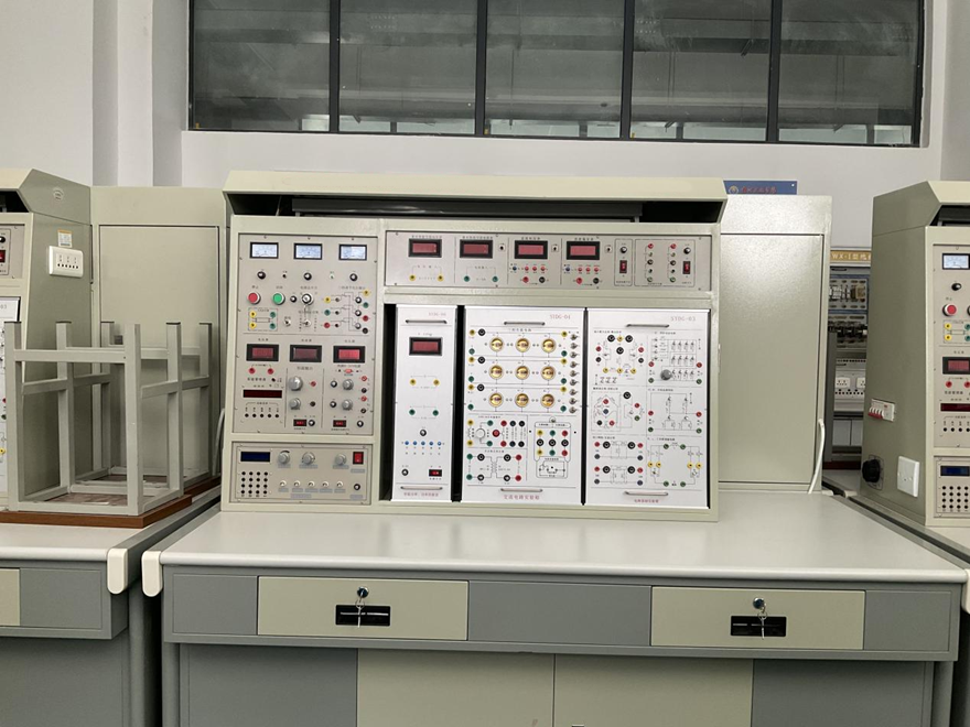 智能型電工技術(shù)實(shí)驗(yàn)裝置