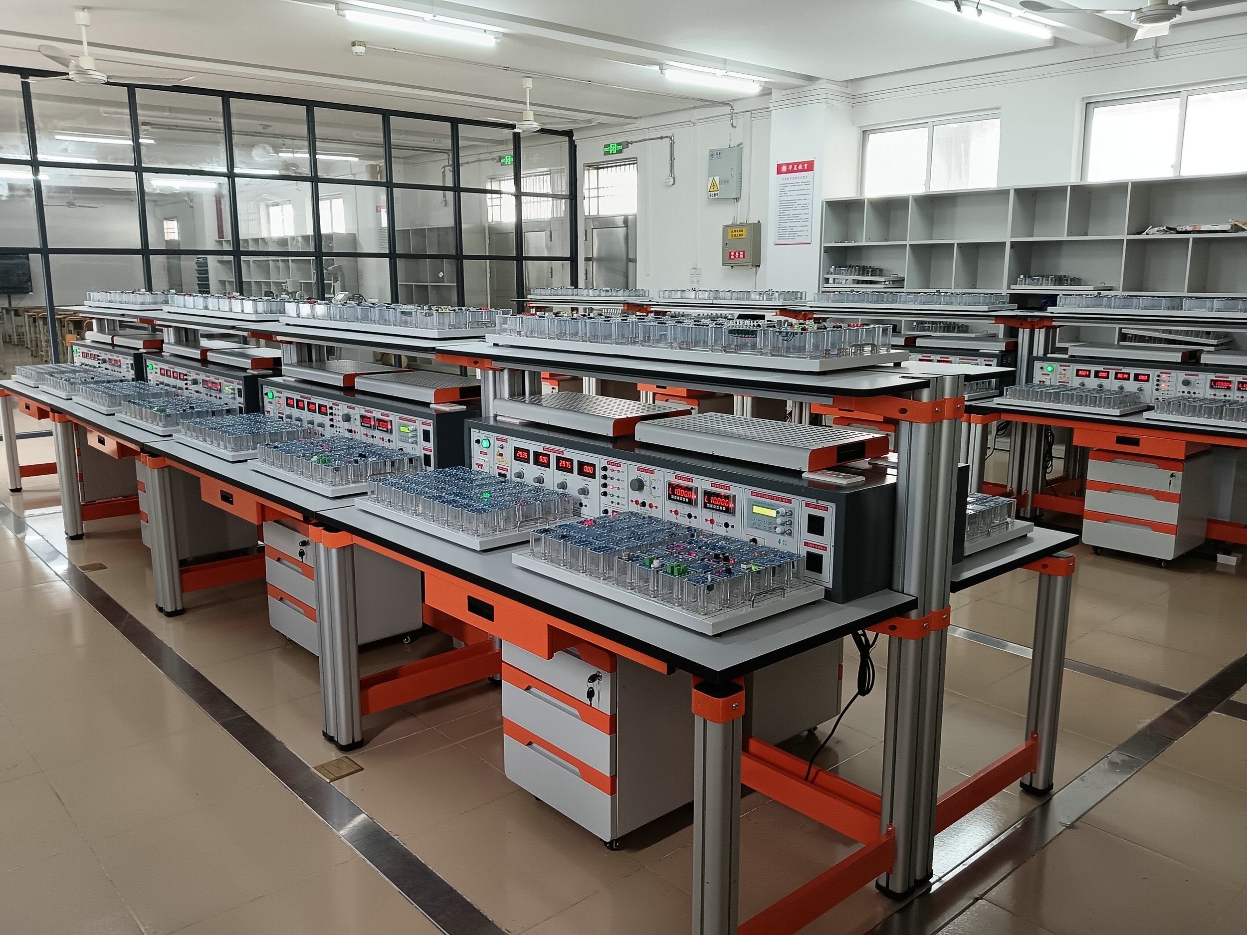 電子技術(shù)綜合應(yīng)用創(chuàng)新實(shí)訓(xùn)考核裝置