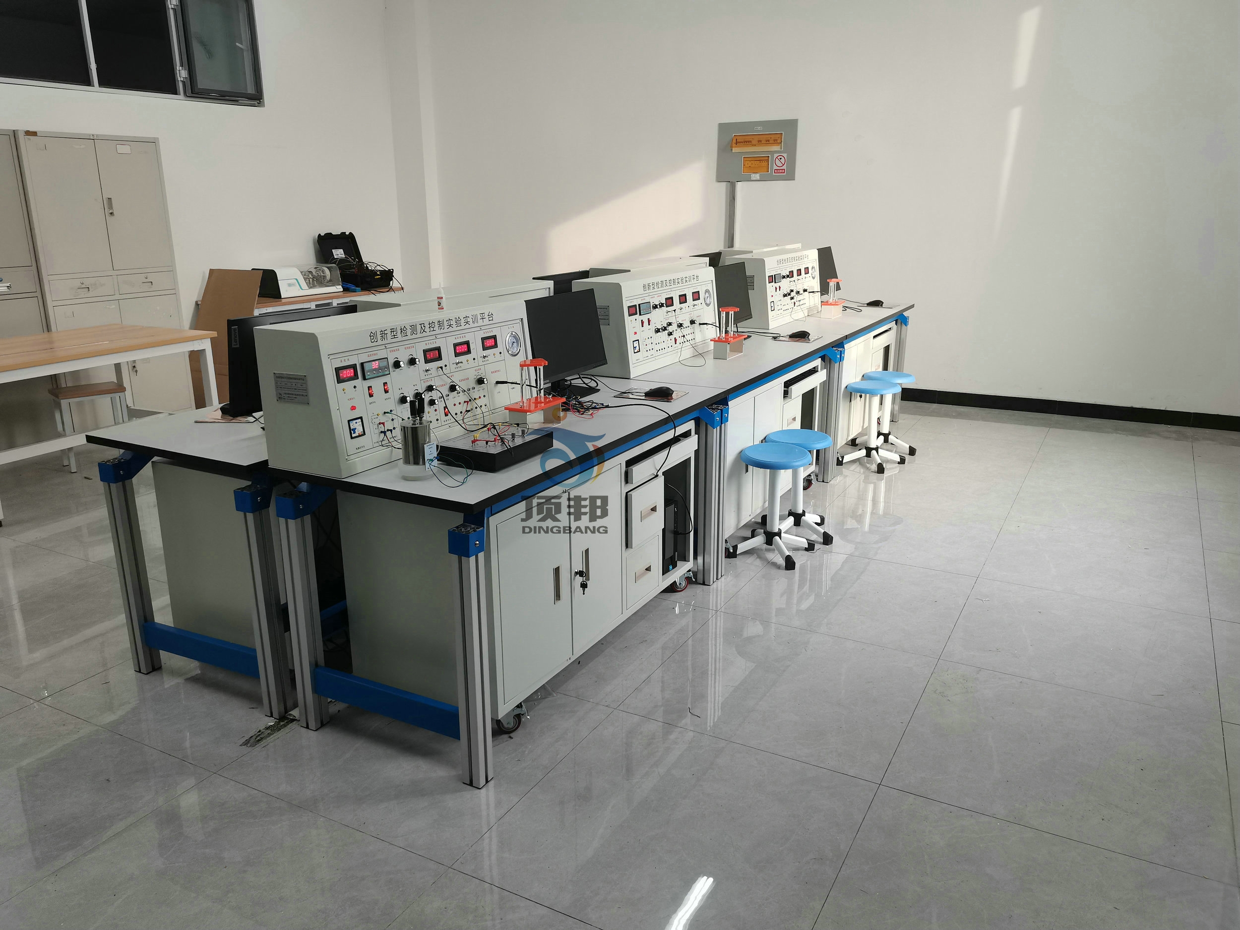 創(chuàng)新型檢測(cè)及控制實(shí)驗(yàn)實(shí)訓(xùn)平臺(tái)