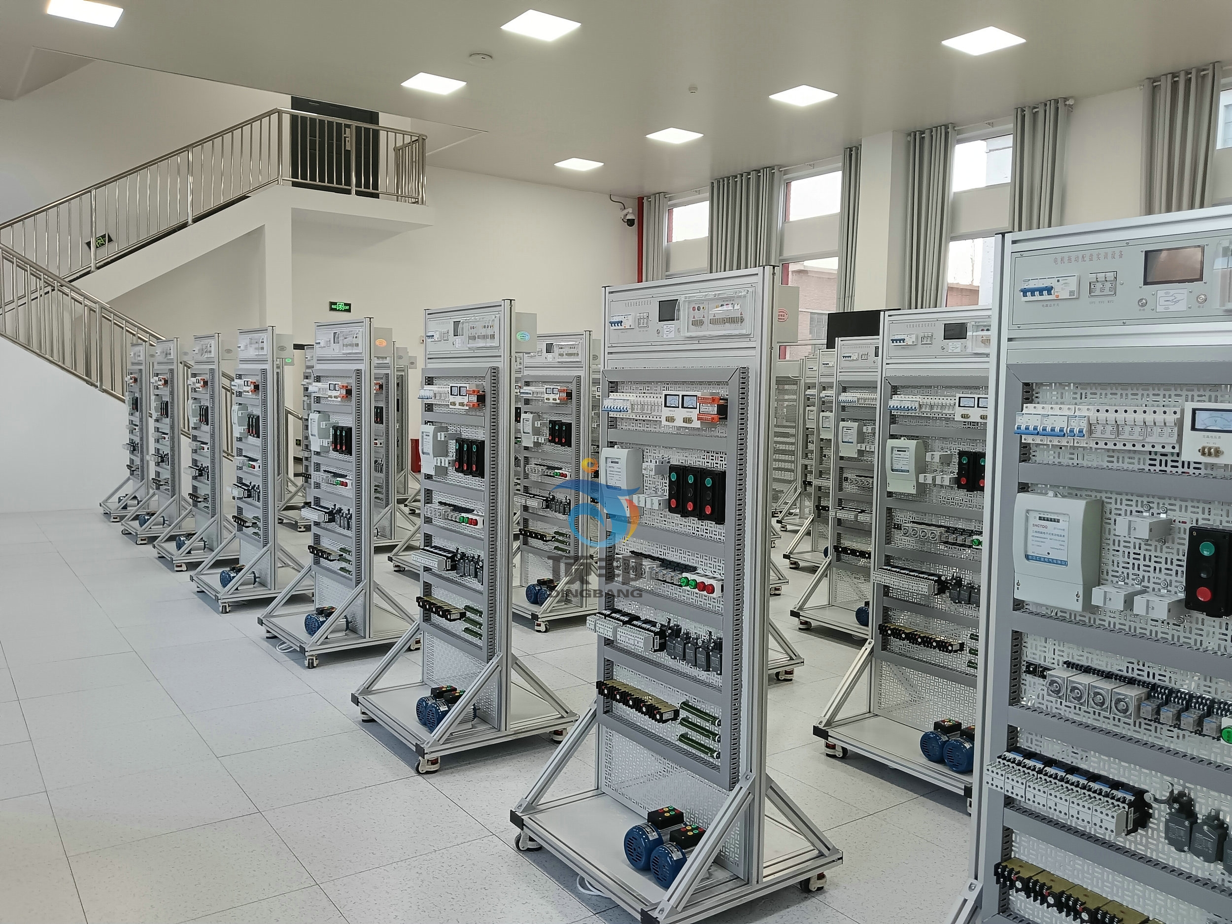 電機(jī)拖動(dòng)配盤(pán)實(shí)訓(xùn)設(shè)備