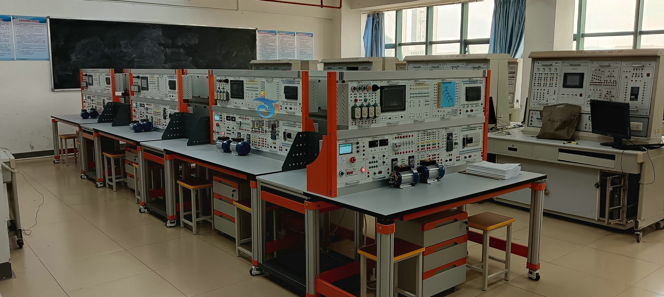 智能型高級維修電工實訓(xùn)裝置