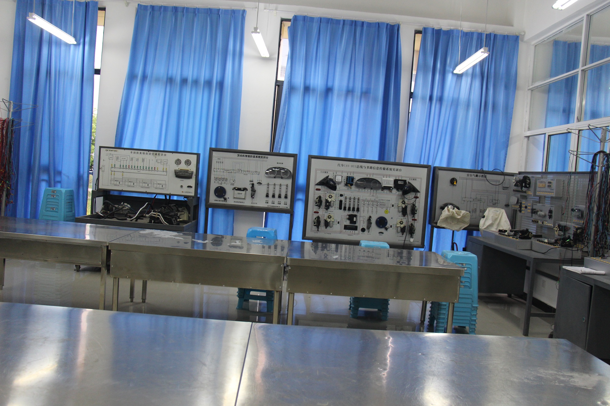 1434197730_768418.jpg 汽車電子技術(shù)實(shí)訓(xùn)室